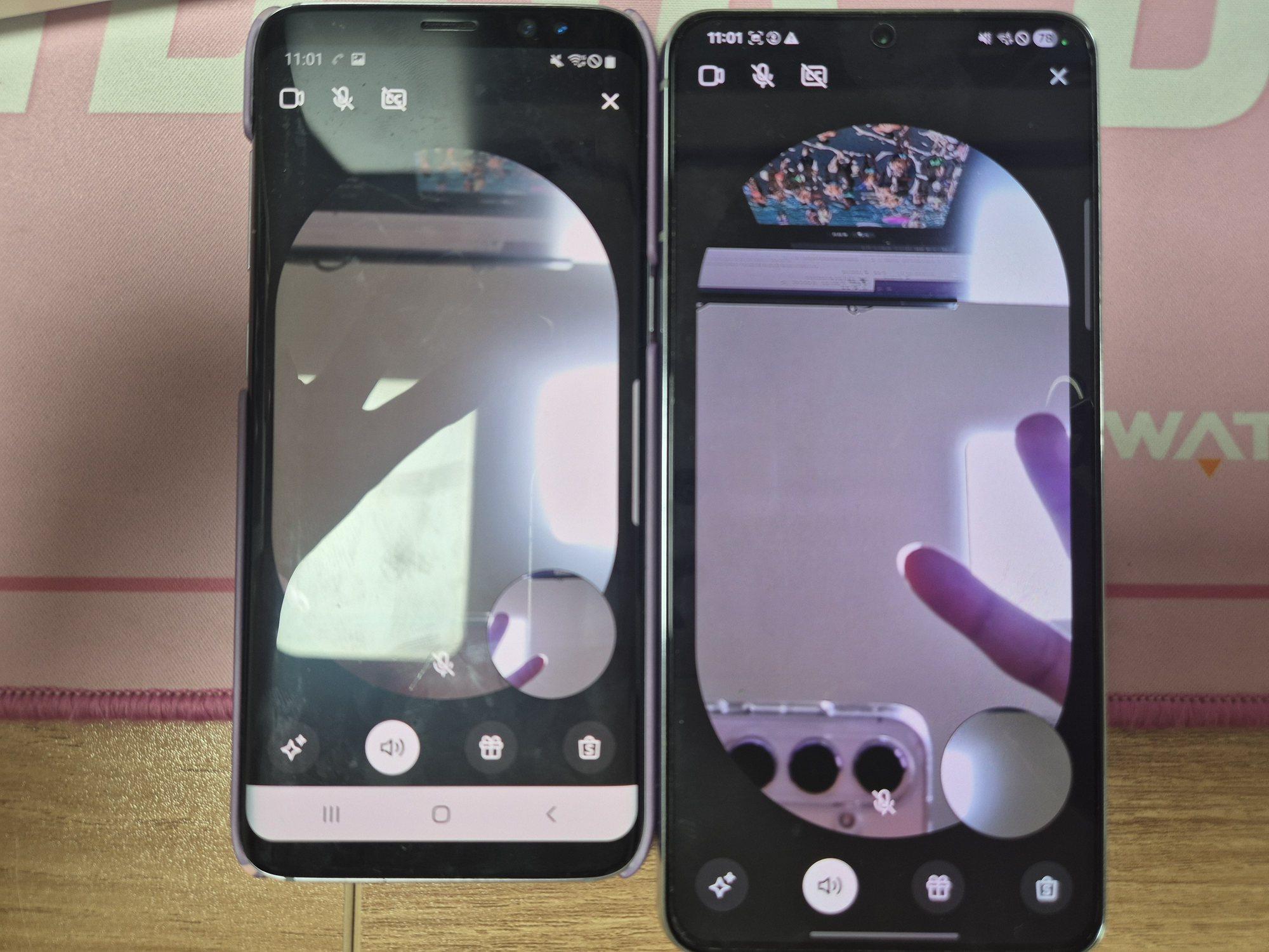 スマートフォン2台を並べて、実際にビデオ通話をしている写真。両方の画面に互いのカメラ映像が映っている